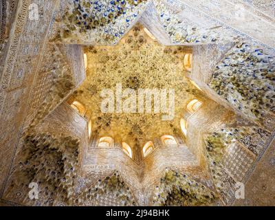 Plafond dans la salle Apencerrajes (Sala de Apencerrajes) du palais Lions du complexe des palais royaux de Nasrid - complexe Alhambra - Grenade, Espagne Banque D'Images