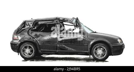 voiture à hayon noir totalement écrasée après des stands d'impact de côté sur la route pluvieuse, isolée sur blanc 255 Banque D'Images