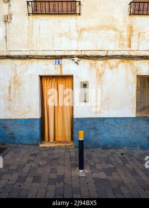 Porte de maison dans la vieille partie de la ville touristique d'Almunecar dans la costa Tropical - Andalousie, Espagne Banque D'Images