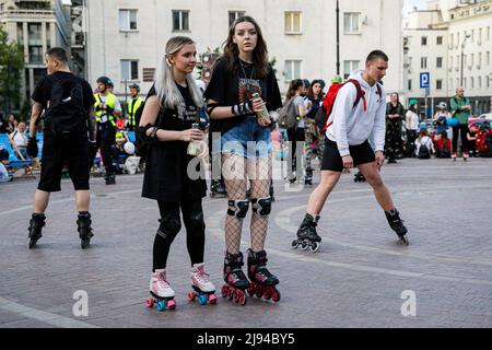 Varsovie, Pologne. 19th mai 2022. Jeunes femmes patineuses à roulettes lors de l'événement « Nightskating Warsaw » dans le centre de la ville. Patinage de nuit Varsovie est une série populaire de promenades en patinage de nuit à roulettes le long de la ville. C'est une rencontre de personnes qui adorent le patinage à roulettes non seulement comme sport, mais aussi pour s'amuser, quel que soit l'âge. La piste est d'environ 25 km. Selon les organisateurs, il y avait environ 1500 participants. (Photo de Volha Shukaila/SOPA Images/Sipa USA) crédit: SIPA USA/Alay Live News Banque D'Images