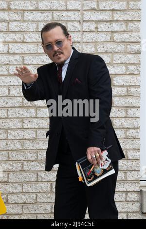 Fairfax, États-Unis d'Amérique. 18th mai 2022. L'acteur Johnny Depp prend une pause dans son procès anti-diffamation au palais de justice du comté de Fairfax, à Fairfax, en Virginie, le 17 mai 2022. Credit: Chris Kleponis/CNP/Sipa USA (RESTRICTION: PAS de journaux ou journaux New York ou New Jersey dans un rayon de 75 miles de New York) Credit: SIPA USA/Alay Live News Banque D'Images