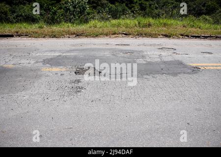 toit de l'autoroute avec asphalte défectueux et abîmé, dangereux pour la circulation Banque D'Images