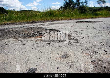 toit de l'autoroute avec asphalte défectueux et abîmé, dangereux pour la circulation Banque D'Images