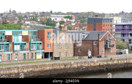 Le front de mer de Dundee depuis le pont de Tay Road Banque D'Images