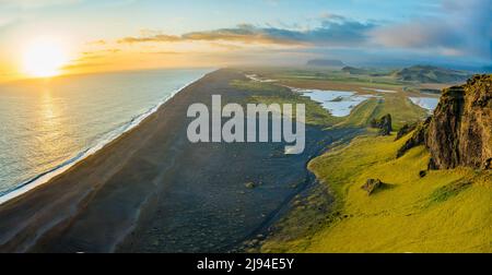 Vue sur la plage de Dyrholaey village de Vik en Islande Banque D'Images
