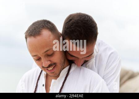 Gros plan sur une photo d'un couple gay amoureux de la tendresse en plein air Banque D'Images