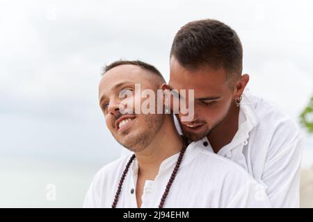 Gros plan sur une photo d'un couple gay amoureux qui s'embrasse sur une plage Banque D'Images