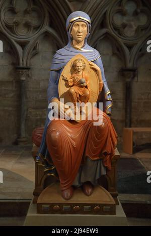 Sculpture moderne de la Vierge Marie et de l'enfant Christ par Aidan Hart, Lincoln Cathedral, Lincoln, Royaume-Uni Banque D'Images