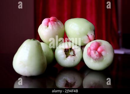 Pommes de cire, Jamrul blanc et rouge sur une surface réfléchissante un peu de blanc frais, fruit d'été indien connu sous le nom de jamrul, gros plan image Banque D'Images
