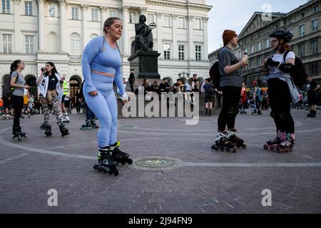 Varsovie, Pologne. 19th mai 2022. Une jeune femme patineuse à roulettes lors de l'événement « Nightskating Warsaw » dans le centre de la ville. Patinage de nuit Varsovie est une série populaire de promenades en patinage de nuit à roulettes le long de la ville. C'est une rencontre de personnes qui adorent le patinage à roulettes non seulement comme sport, mais aussi pour s'amuser, quel que soit l'âge. La piste est d'environ 25 km. Selon les organisateurs, il y avait environ 1500 participants. (Photo de Volha Shukaila/SOPA Images/Sipa USA) crédit: SIPA USA/Alay Live News Banque D'Images