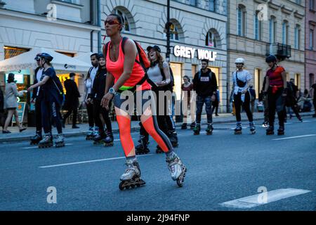 Varsovie, Pologne. 19th mai 2022. Une femme patineuse à roulettes lors de l'événement « Nightskating Warsaw » dans le centre de la ville. Patinage de nuit Varsovie est une série populaire de promenades en patinage de nuit à roulettes le long de la ville. C'est une rencontre de personnes qui adorent le patinage à roulettes non seulement comme sport, mais aussi pour s'amuser, quel que soit l'âge. La piste est d'environ 25 km. Selon les organisateurs, il y avait environ 1500 participants. (Photo de Volha Shukaila/SOPA Images/Sipa USA) crédit: SIPA USA/Alay Live News Banque D'Images