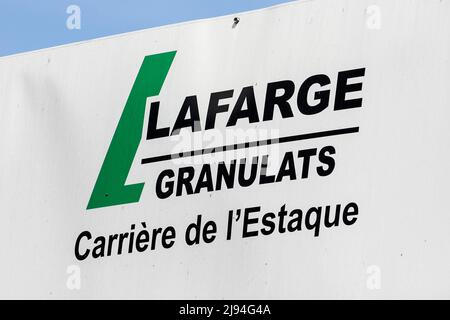 Marseille, France. 18th mai 2022. Le logo du groupe Lafarge vu à l'entrée d'une usine. La Cour d'appel de Paris a confirmé l'inculpation du groupe Lafarge pour "complicité de crimes contre l'humanité". Le groupe est soupçonné d'avoir payé plusieurs millions d'euros à des groupes terroristes en Syrie entre 2013 et 2014 afin de maintenir l'activité d'une usine de ciment dans cette région. Crédit : SOPA Images Limited/Alamy Live News Banque D'Images