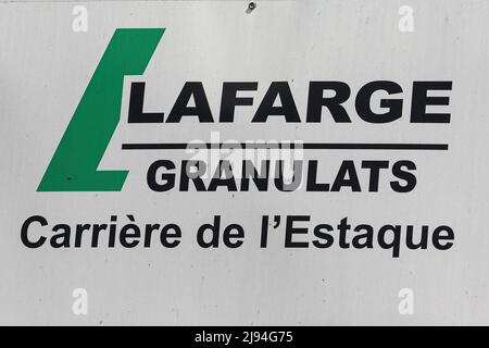 Marseille, France. 18th mai 2022. Le logo du groupe Lafarge vu à l'entrée d'une usine. La Cour d'appel de Paris a confirmé l'inculpation du groupe Lafarge pour "complicité de crimes contre l'humanité". Le groupe est soupçonné d'avoir payé plusieurs millions d'euros à des groupes terroristes en Syrie entre 2013 et 2014 afin de maintenir l'activité d'une usine de ciment dans cette région. Crédit : SOPA Images Limited/Alamy Live News Banque D'Images