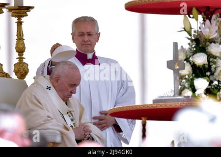 Le pape François nomme dix nouveaux saints lors d'une messe de canonisation sur la place Saint-Pierre, le 15 mai 2022 à la Cité du Vatican, au Vatican. Au début de la célébration liturgique, le Pape a proclamé de nouveaux saints : Titus Brandsma, Lazzarus Devasahayam, César de bus, Luigi Maria Palazolo, Giustino Maria Russolillo, Charles de Foucauld, Maria Rivier, Maria Francesca de Jésus Rubatto, Maria de Jésus Santocanale et Maria Domenica Mantovani, cinq d'Italie, trois de France, un d'Inde et un des pays-Bas, le 15 mai 2022 Banque D'Images