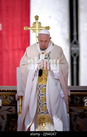 Le pape François nomme dix nouveaux saints lors d'une messe de canonisation sur la place Saint-Pierre, le 15 mai 2022 à la Cité du Vatican, au Vatican. Au début de la célébration liturgique, le Pape a proclamé de nouveaux saints : Titus Brandsma, Lazzarus Devasahayam, César de bus, Luigi Maria Palazolo, Giustino Maria Russolillo, Charles de Foucauld, Maria Rivier, Maria Francesca de Jésus Rubatto, Maria de Jésus Santocanale et Maria Domenica Mantovani, cinq d'Italie, trois de France, un d'Inde et un des pays-Bas, le 15 mai 2022 Banque D'Images