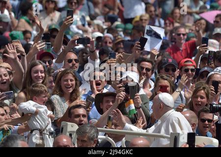 Le pape François nomme dix nouveaux saints lors d'une messe de canonisation sur la place Saint-Pierre, le 15 mai 2022 à la Cité du Vatican, au Vatican. Au début de la célébration liturgique, le Pape a proclamé de nouveaux saints : Titus Brandsma, Lazzarus Devasahayam, César de bus, Luigi Maria Palazolo, Giustino Maria Russolillo, Charles de Foucauld, Maria Rivier, Maria Francesca de Jésus Rubatto, Maria de Jésus Santocanale et Maria Domenica Mantovani, cinq d'Italie, trois de France, un d'Inde et un des pays-Bas, le 15 mai 2022 Banque D'Images