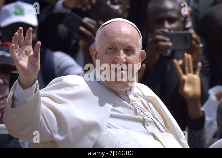 Le pape François nomme dix nouveaux saints lors d'une messe de canonisation sur la place Saint-Pierre, le 15 mai 2022 à la Cité du Vatican, au Vatican. Au début de la célébration liturgique, le Pape a proclamé de nouveaux saints : Titus Brandsma, Lazzarus Devasahayam, César de bus, Luigi Maria Palazolo, Giustino Maria Russolillo, Charles de Foucauld, Maria Rivier, Maria Francesca de Jésus Rubatto, Maria de Jésus Santocanale et Maria Domenica Mantovani, cinq d'Italie, trois de France, un d'Inde et un des pays-Bas, le 15 mai 2022 Banque D'Images