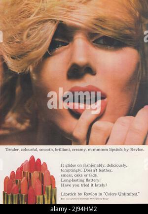 Rouge à lèvres Revlon longue durée par Revlon publicité sur papier vintage 1980s 1970s Banque D'Images