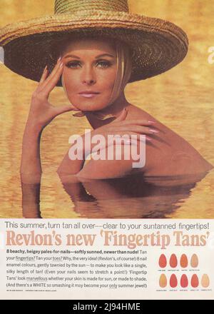 Revlon Nouveau FingerTIP tans Revlon cosmétiques vintage papier publicité publicité 1980s 1970s Banque D'Images
