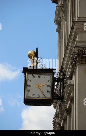 Horloge à cadran carré avec chiffres romains sur Atlas House à Cheapside dans la ville de Londres Banque D'Images