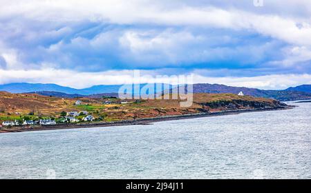 Vue du village de Shieldaig sur la rive du Loch Shieldaig, un bras de mer dérivé du Loch Torridon, prise depuis la péninsule d'Applecross en Écosse Banque D'Images