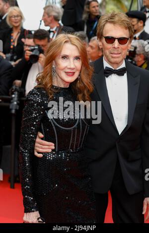 Cannes, Frankreich. 18th mai 2022. Jerry Bruckheimer et Linda Bruckheimer assistent à la première de "Top Gun: Maverick" lors du Festival annuel du film de Cannes 75th au Palais des Festivals à Cannes, France, le 18 mai 2022. Credit: dpa/Alay Live News Banque D'Images