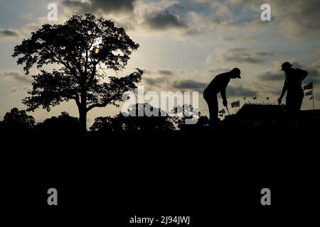 Tulsa, États-Unis. 20th mai 2022. Les golfeurs se réchauffent sur le green avant le deuxième tour lors du championnat PGA au Southern Hills Country Club de Tulsa, Oklahoma, le vendredi 20 mai 2022. Photo de Kyle Rivas/UPI crédit: UPI/Alay Live News Banque D'Images