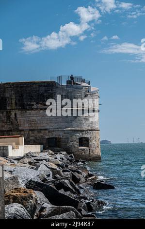 La tour ronde historique, construite en 1418, donnant sur le port de Portsmouth. Banque D'Images