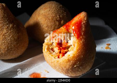 Boulettes de poulet, coxinhas, en-cas brésilien populaire Banque D'Images