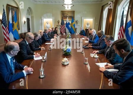 Washington, États-Unis d'Amérique. 18th mai 2022. Washington, États-Unis d'Amérique. 18 mai 2022. Le président américain Joe Biden et le vice-président Kamala Harris, à droite, tiennent une réunion trilatérale avec le président finlandais Sauli Niinisto et le premier ministre suédois Magdalena Andersson dans la salle du Cabinet à la Maison Blanche, le 19 mai 2022 à Washington, DC crédit : Lawrence Jackson/White House photo/Alay Live News Banque D'Images