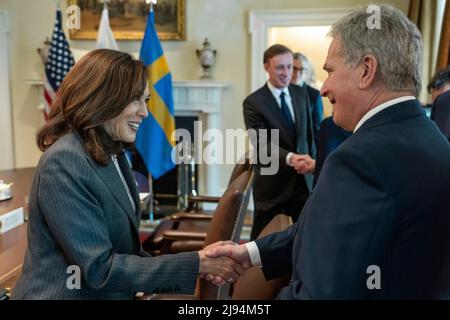 Washington, États-Unis d'Amérique. 19th mai 2022. Washington, États-Unis d'Amérique. 19 mai 2022. Le vice-président américain Kamala Harris, à gauche, accueille le président finlandais Sauli Niinisto avant le début d'une réunion trilatérale dans la salle du Cabinet à la Maison Blanche, le 19 mai 2022 à Washington, DC Credit: Lawrence Jackson/White House photo/Alay Live News Banque D'Images