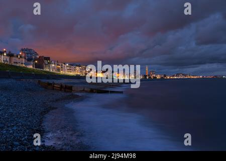 Coucher de soleil sur la côte du Havre en Normandie, France. L'église Saint-Joseph est vue l'arrière-plan Banque D'Images