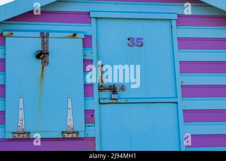 Détail coloré d'une cabane turquoise et pourpre sur le front de mer de Westward Ho surplombant la plage et l'estuaire de Torridge. Banque D'Images