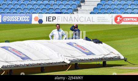 Hove UK 20th mai 2022 - Rob Andrew le directeur général du Sussex Cricket Club après le jeu a été abandonné à cause de l'outfield humide le premier jour du match de cricket entre Sussex et la Nouvelle-Zélande au 1st Central County Ground Hove . : Crédit Simon Dack / Alamy Live News Banque D'Images