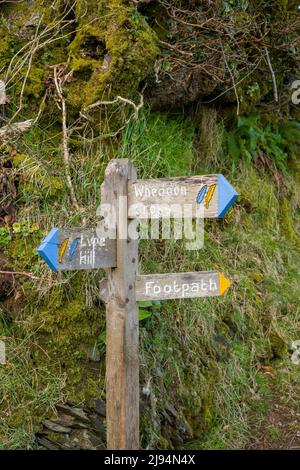 Une pancarte en bois entre Wheddon Cross et Lype Hill sur la voie de Coleridge dans les collines de Brendon, parc national d'Exmoor, Somerset, Angleterre. Banque D'Images