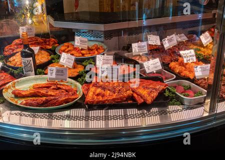 Exposition de viande de barbecue sur le comptoir de bouchers dans la ferme Shop au Millets Farm Center, Oxfordshire, Angleterre, Royaume-Uni Banque D'Images