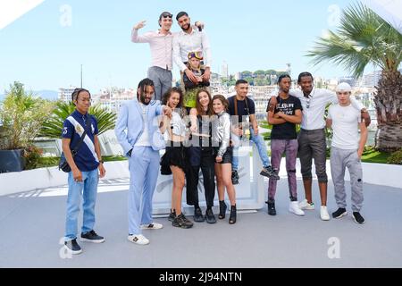 Cannes, France. 20th mai 2022. Cannes, France, vendredi, mai. 20, 2022 - Yanis Lafki, Correia junior, Chris Makodi, Ahmed Hamdi, Julie Ledru, Le Directeur Lola Quivoron, Antonia Buresi, Mohamed Bettahar, Mustapha Dianka, Dave Nsaman Okebwan et Louis Sotton sont vus au Rodeo Photocall lors du Festival de Cannes 75th au Palais des Festivals et des Congrès de Cannes . Photo par crédit : Julie Edwards/Alamy Live News Banque D'Images