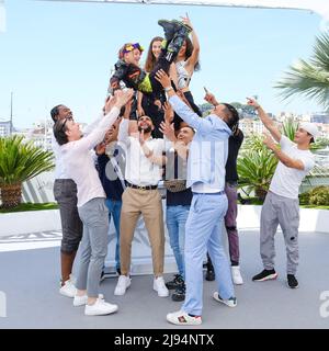 Cannes, France. 20th mai 2022. Cannes, France, vendredi, mai. 20, 2022 - Yanis Lafki, Correia junior, Chris Makodi, Ahmed Hamdi, Julie Ledru, Le Directeur Lola Quivoron, Antonia Buresi, Mohamed Bettahar, Mustapha Dianka, Dave Nsaman Okebwan et Louis Sotton sont vus au Rodeo Photocall lors du Festival de Cannes 75th au Palais des Festivals et des Congrès de Cannes . Photo par crédit : Julie Edwards/Alamy Live News Banque D'Images