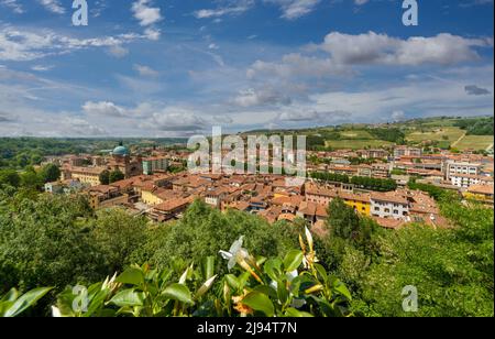 Dogliani, Piémont, Italie : paysage de la ville dans les collines de Langhe, région typique du vin de Dolcetto Banque D'Images