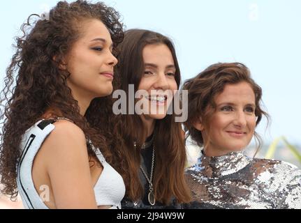 Cannes, France. 20th mai 2022. Julie Ledru, Lola Quivoron et Antonia Buresi à l'appel photo du Rodeo au Festival de Cannes 75th. Credit: Doreen Kennedy/Alamy Live News. Banque D'Images