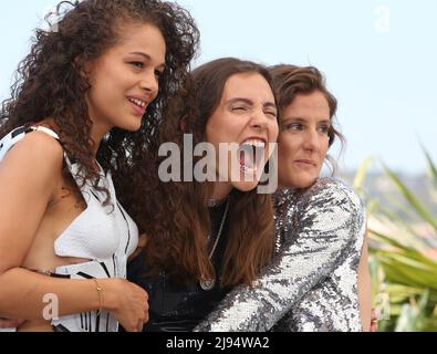Cannes, France. 20th mai 2022. Julie Ledru, Lola Quivoron et Antonia Buresi à l'appel photo du Rodeo au Festival de Cannes 75th. Credit: Doreen Kennedy/Alamy Live News. Banque D'Images