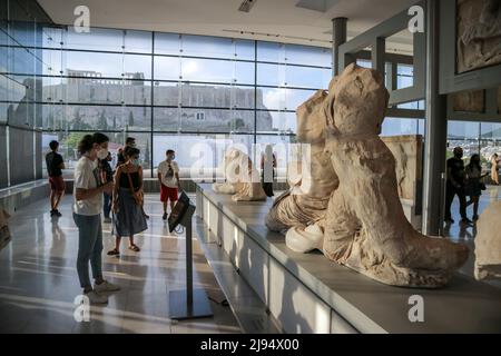 Athènes, Grèce. 18th mai 2022. Les touristes et les habitants visitent le musée de l'Acropole à Athènes, Grèce, le 18 mai 2022, et bénéficient d'une entrée gratuite dans le cadre des célébrations de la Journée internationale des musées. (Photo par Dimitris Aspiotis/Pacific Press/Sipa USA) crédit: SIPA USA/Alay Live News Banque D'Images