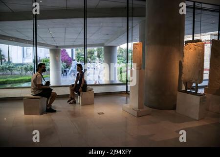 Athènes, Grèce. 18th mai 2022. Les touristes et les habitants visitent le musée de l'Acropole à Athènes, Grèce, le 18 mai 2022, et bénéficient d'une entrée gratuite dans le cadre des célébrations de la Journée internationale des musées. (Photo par Dimitris Aspiotis/Pacific Press/Sipa USA) crédit: SIPA USA/Alay Live News Banque D'Images