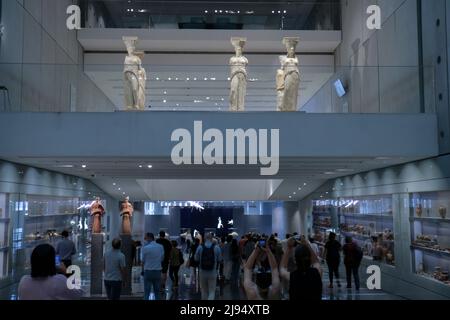 Athènes, Grèce. 18th mai 2022. Les touristes et les habitants visitent le musée de l'Acropole à Athènes, Grèce, le 18 mai 2022, et bénéficient d'une entrée gratuite dans le cadre des célébrations de la Journée internationale des musées. (Photo par Dimitris Aspiotis/Pacific Press/Sipa USA) crédit: SIPA USA/Alay Live News Banque D'Images