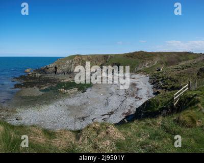 Le Wales Coast Path suit la côte sauvage de la péninsule de Llyn, au nord, autour d'une crique rocheuse Banque D'Images