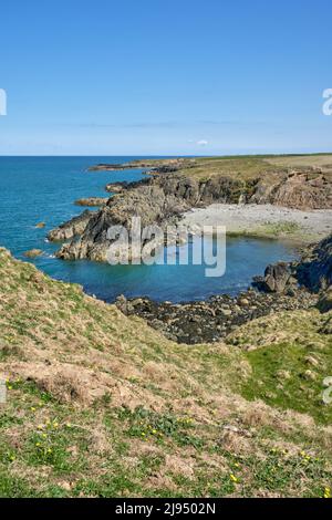 Le Wales Coast Path suit la côte sauvage de la péninsule de Llyn, au nord, autour d'une crique rocheuse Banque D'Images