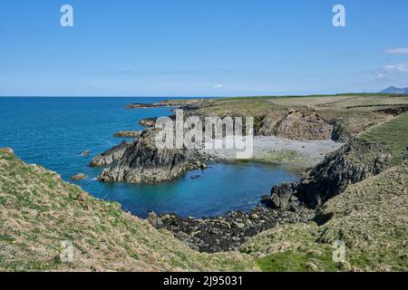 Le Wales Coast Path suit la côte sauvage de la péninsule de Llyn, au nord, autour d'une crique rocheuse Banque D'Images