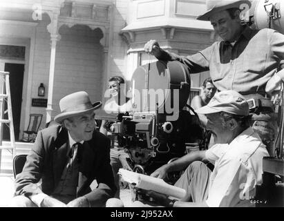 JAMES STEWART HENRY FONDA et le directeur GENE KELLY sur un ensemble franc pendant le tournage du CLUB SOCIAL DE CHEYENNE 1970 directeur GENE KELLY écrivain James Lee Barrett conception de costumes Yvonne Wood Eaves Movie Ranch / National General production Inc. / National General Pictures Banque D'Images