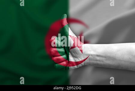 Main faire le pouce peint avec le drapeau de l'algérie Banque D'Images