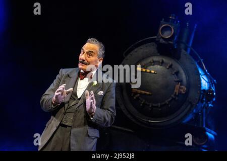 Henry Goodman (Hercule Poirot) dans MEURTRE SUR L'ORIENT EXPRESS par Agatha Christie au Chichester Festival Theatre, West Sussex, Angleterre 20/05/2022 adapté pour la scène par Ken Ludwig design: Robert Jones éclairage: Mark Richardson directeur: Jonathan Church Banque D'Images